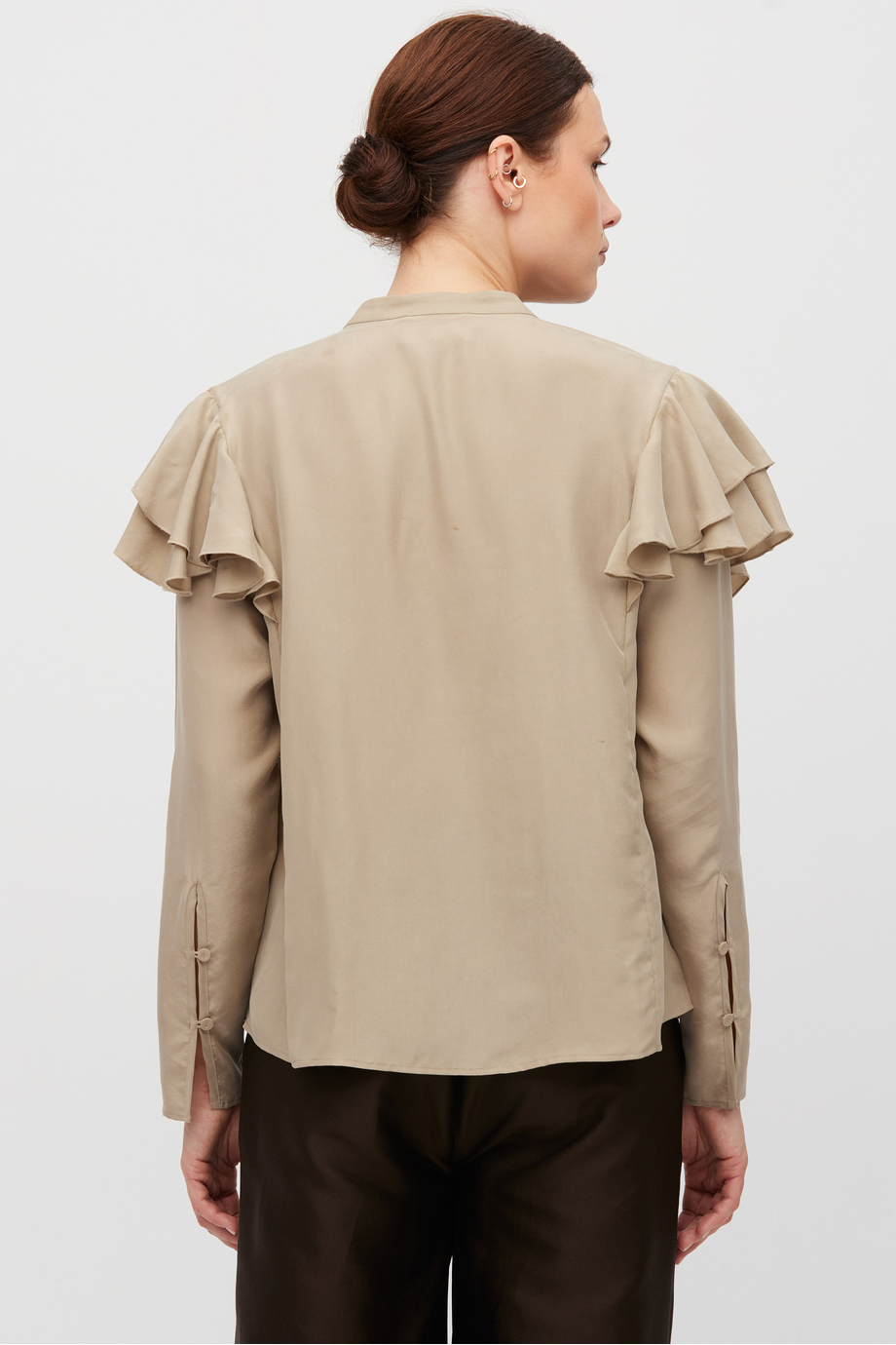 Taupefarbene Seidenbluse mit Rüschen Taupefarbene Seidenbluse mit Rüschen