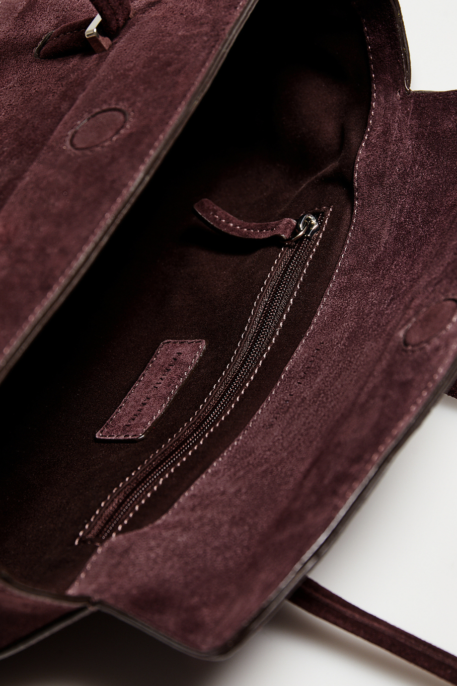 Auberginefarbene Tasche aus Wildleder Auberginefarbene Tasche aus Wildleder