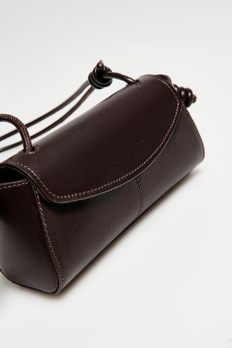 Schokoladenbraune Mini-Tasche mit Riemen