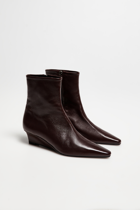 Schokoladenbraune Stiefeletten mit mittelhohem Absatz Schokoladenbraune Stiefeletten mit mittelhohem Absatz