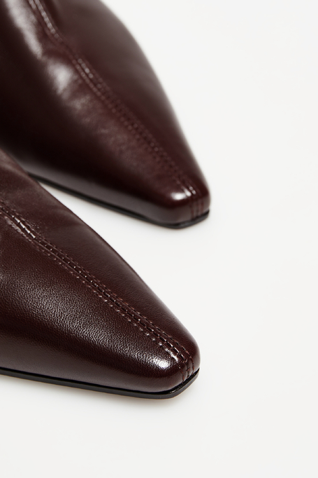 Schokoladenbraune Stiefeletten mit mittelhohem Absatz Schokoladenbraune Stiefeletten mit mittelhohem Absatz