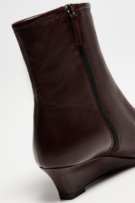 Schokoladenbraune Stiefeletten mit mittelhohem Absatz Schokoladenbraune Stiefeletten mit mittelhohem Absatz