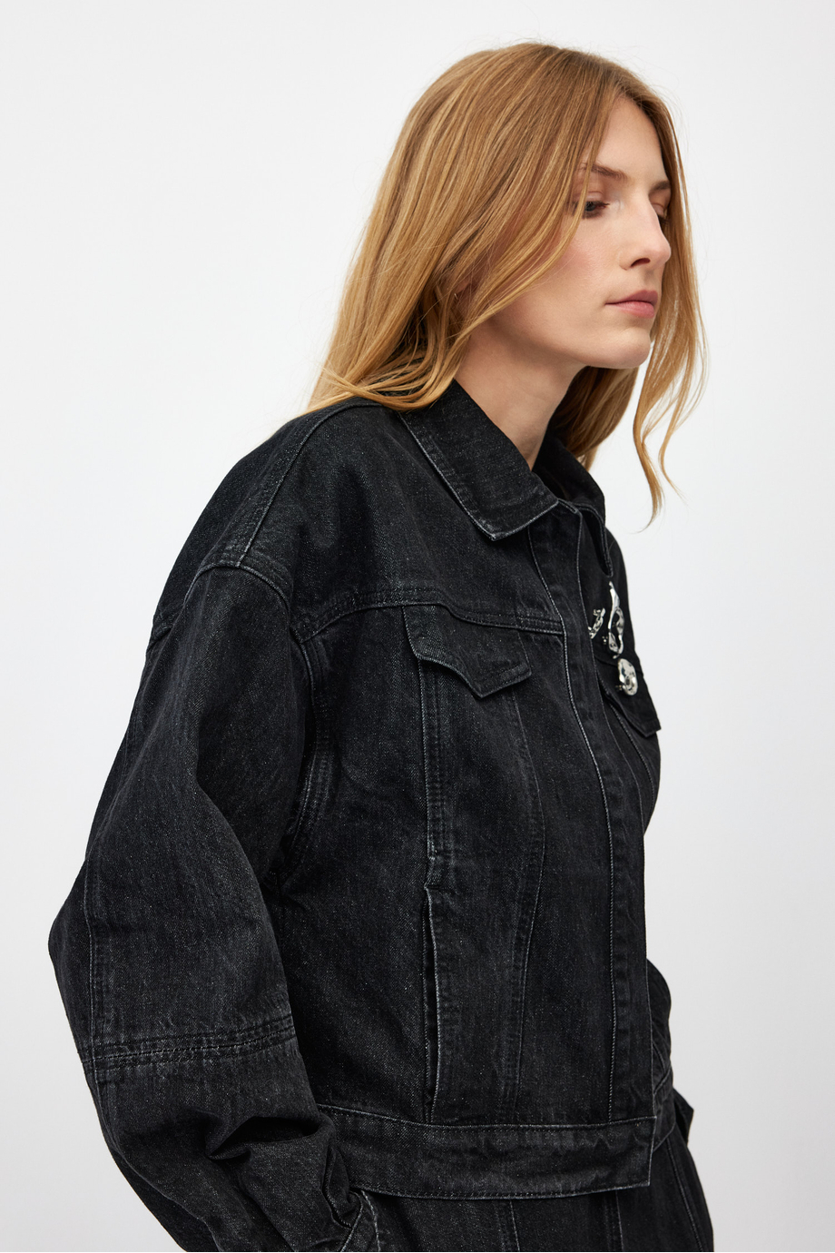 Dunkelgraue lockere Jeansjacke Dunkelgraue lockere Jeansjacke