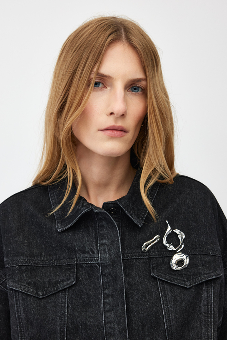 Dunkelgraue lockere Jeansjacke Dunkelgraue lockere Jeansjacke
