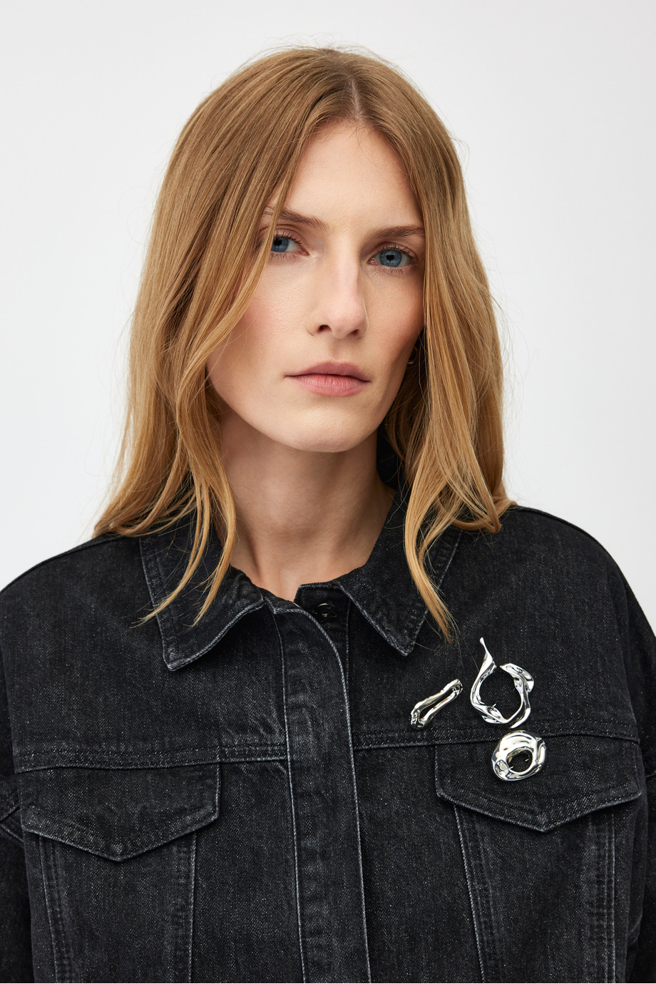 Dunkelgraue lockere Jeansjacke Dunkelgraue lockere Jeansjacke