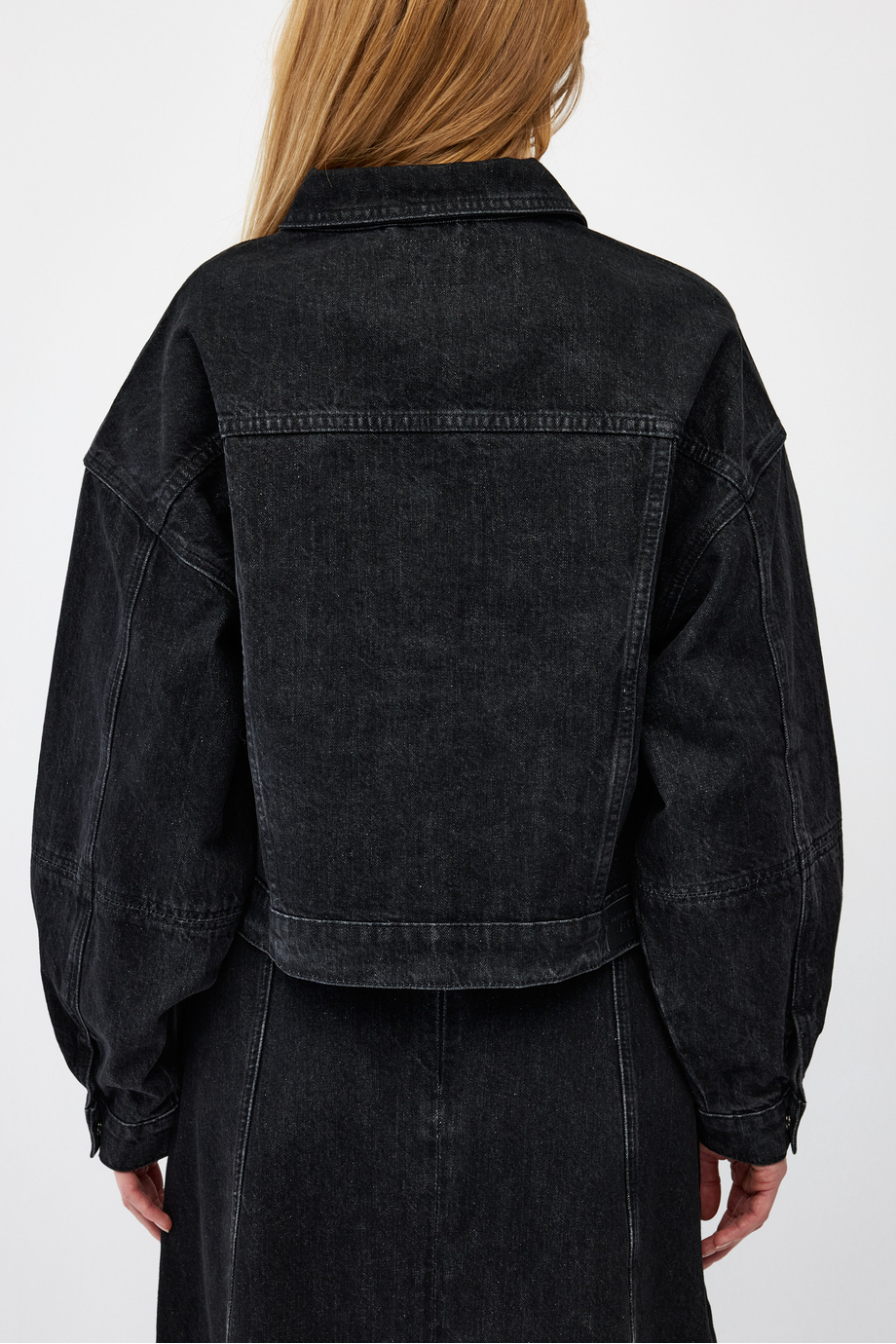 Dunkelgraue lockere Jeansjacke Dunkelgraue lockere Jeansjacke