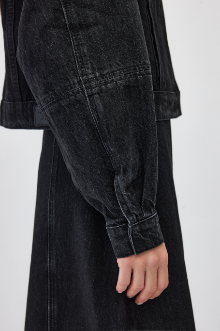 Dunkelgraue lockere Jeansjacke Dunkelgraue lockere Jeansjacke