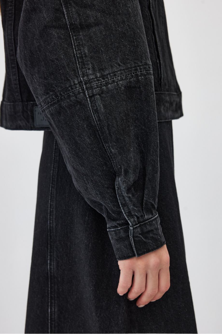 Dunkelgraue lockere Jeansjacke Dunkelgraue lockere Jeansjacke