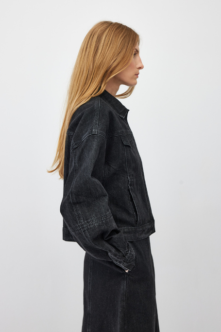Dunkelgraue lockere Jeansjacke Dunkelgraue lockere Jeansjacke