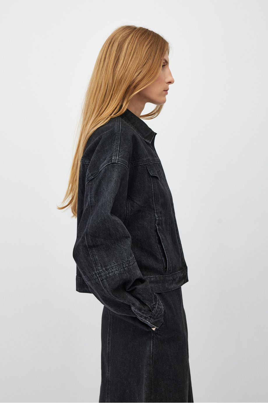 Dunkelgraue lockere Jeansjacke Dunkelgraue lockere Jeansjacke