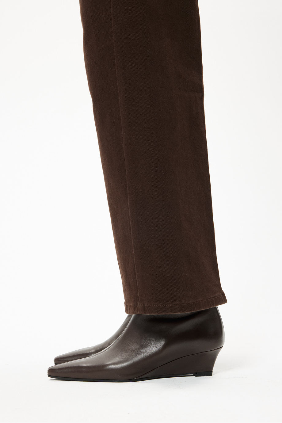 Schokoladenbraune Stiefeletten mit mittelhohem Absatz Schokoladenbraune Stiefeletten mit mittelhohem Absatz