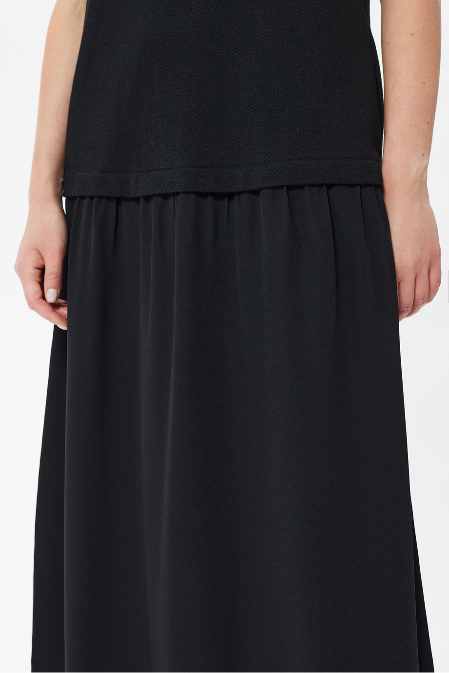 Schwarzes Woll- und Seidenkleid Schwarzes Woll- und Seidenkleid