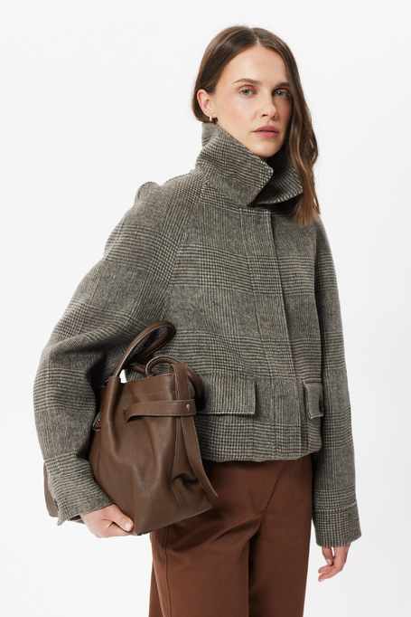 Braune Wolljacke mit doppelten Karomustern