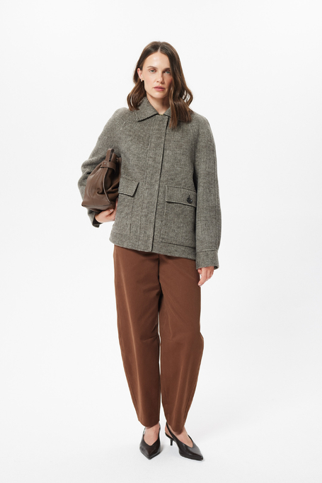 Braune Wolljacke mit doppelten Karomustern