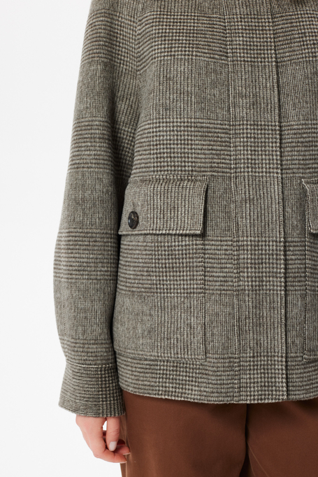 Braune Wolljacke mit doppelten Karomustern