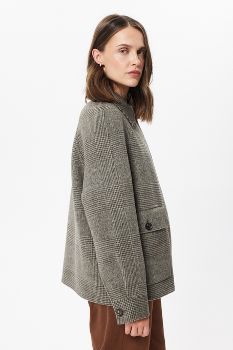 Braune Wolljacke mit doppelten Karomustern