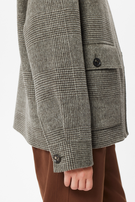 Braune Wolljacke mit doppelten Karomustern