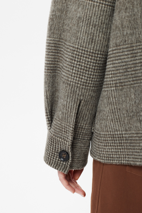 Braune Wolljacke mit doppelten Karomustern