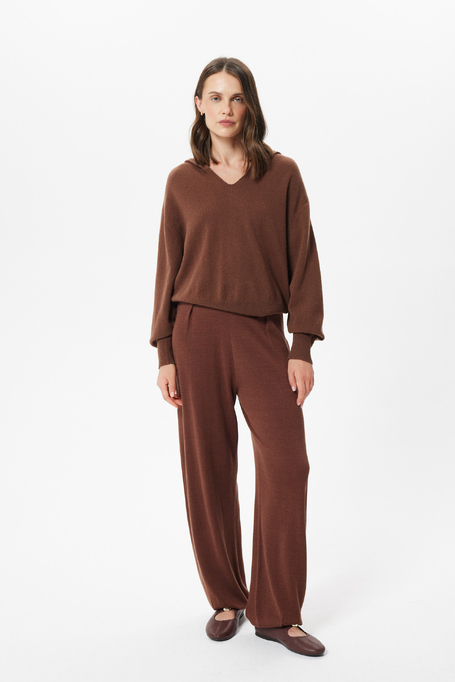 Braune gestrickte Hosen mit Seide