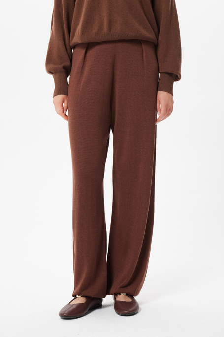 Braune gestrickte Hosen mit Seide