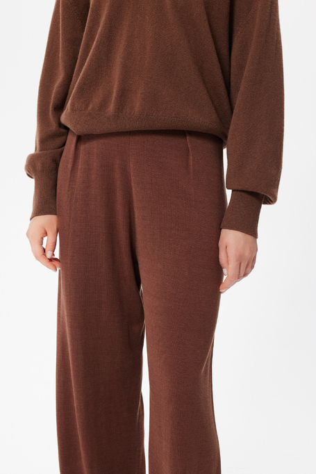 Braune gestrickte Hosen mit Seide Braune gestrickte Hosen mit Seide