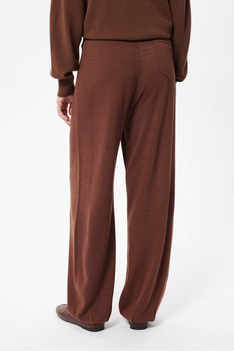 Braune gestrickte Hosen mit Seide Braune gestrickte Hosen mit Seide