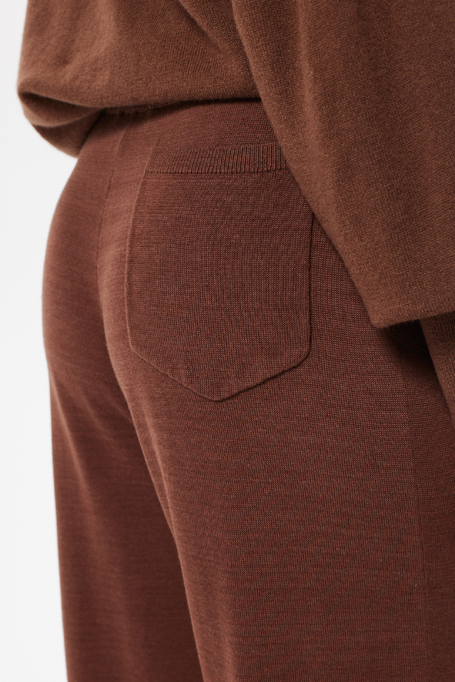 Braune gestrickte Hosen mit Seide Braune gestrickte Hosen mit Seide