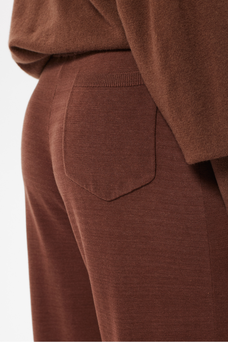 Braune gestrickte Hosen mit Seide Braune gestrickte Hosen mit Seide