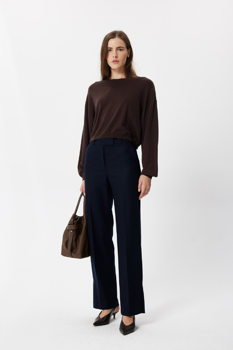 Kurzer schokoladenbrauner Pullover mit Seide