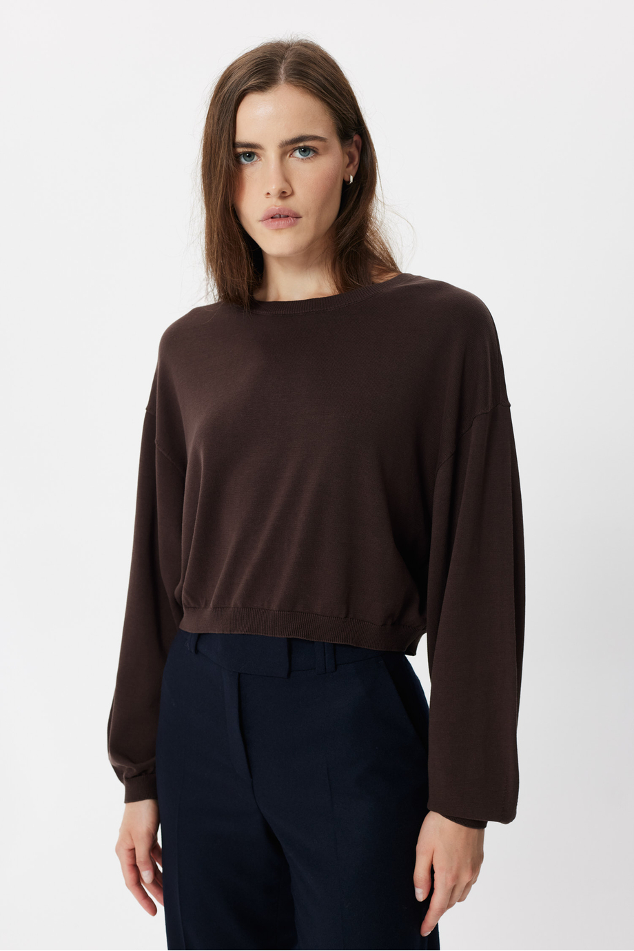 Kurzer schokoladenbrauner Pullover mit Seide Kurzer schokoladenbrauner Pullover mit Seide