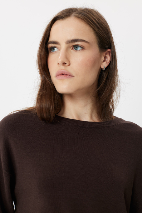 Kurzer schokoladenbrauner Pullover mit Seide Kurzer schokoladenbrauner Pullover mit Seide