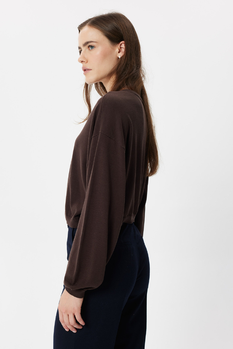 Kurzer schokoladenbrauner Pullover mit Seide Kurzer schokoladenbrauner Pullover mit Seide