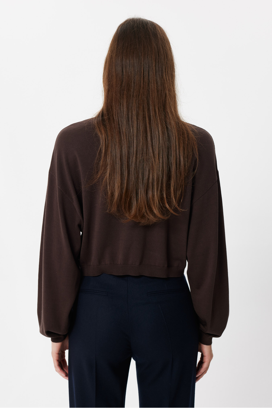 Kurzer schokoladenbrauner Pullover mit Seide Kurzer schokoladenbrauner Pullover mit Seide