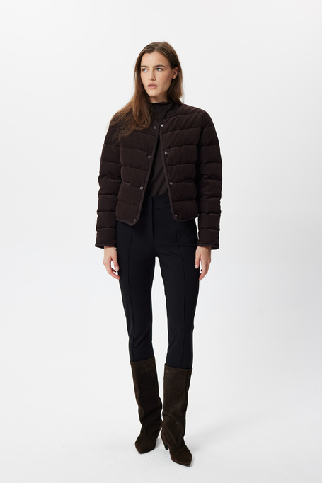 Kurze schokoladenbraune Daunenjacke
