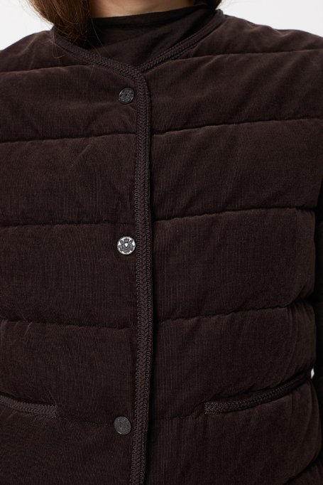 Kurze schokoladenbraune Daunenjacke Kurze schokoladenbraune Daunenjacke