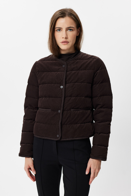 Kurze schokoladenbraune Daunenjacke Kurze schokoladenbraune Daunenjacke