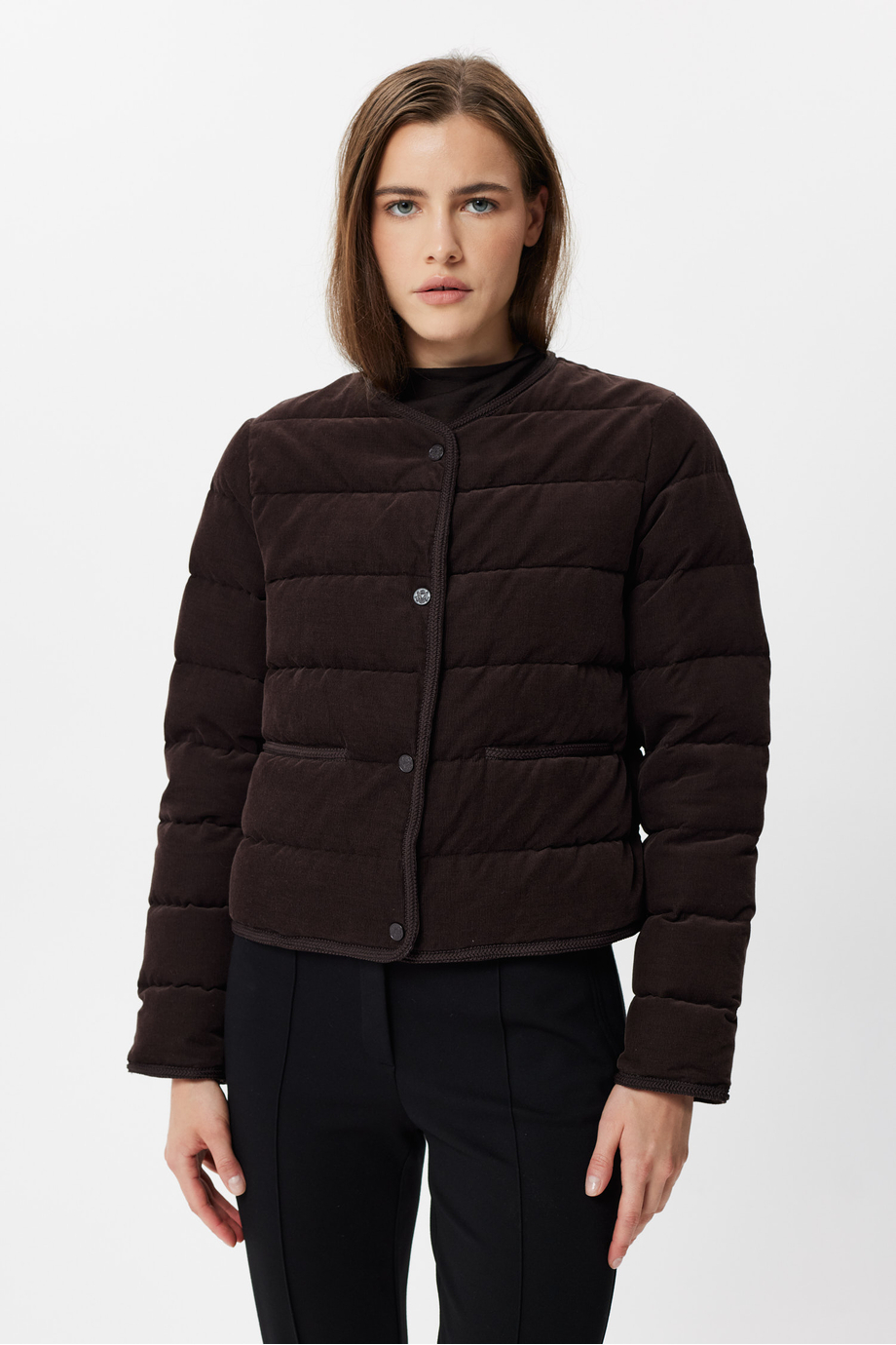 Kurze schokoladenbraune Daunenjacke Kurze schokoladenbraune Daunenjacke