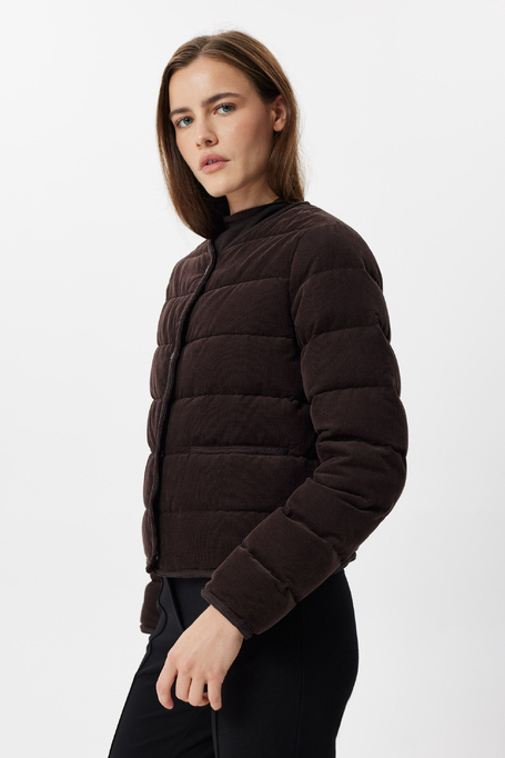 Kurze schokoladenbraune Daunenjacke Kurze schokoladenbraune Daunenjacke