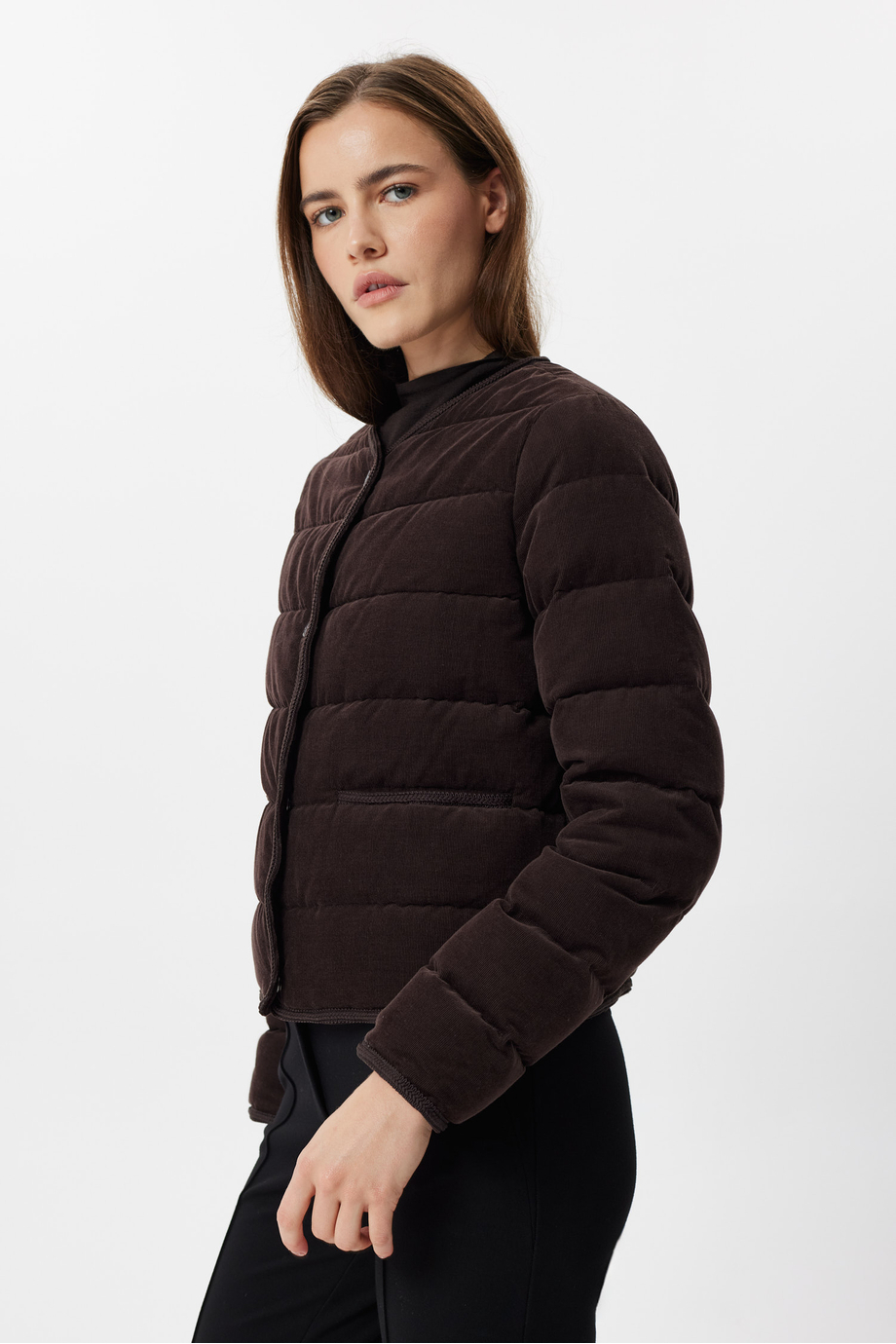 Kurze schokoladenbraune Daunenjacke Kurze schokoladenbraune Daunenjacke
