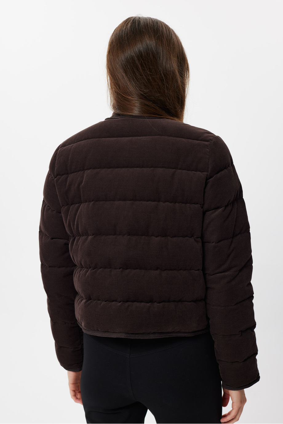 Kurze schokoladenbraune Daunenjacke Kurze schokoladenbraune Daunenjacke