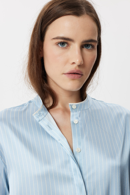 Hellblaues gestreiftes Seidenhemd Hellblaues gestreiftes Seidenhemd