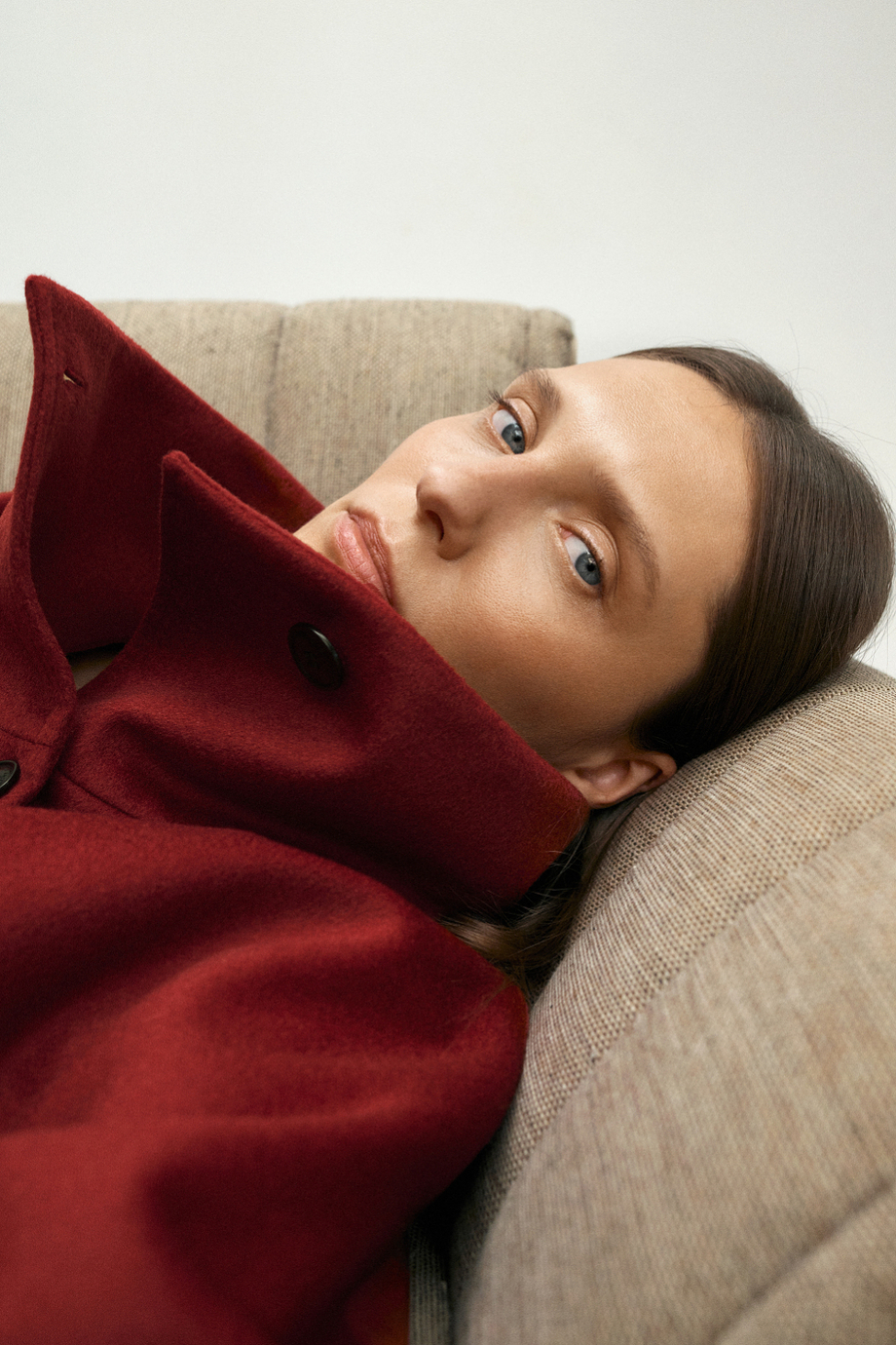 Ziegelrote Wolljacke mit Gürtel Ziegelrote Wolljacke mit Gürtel