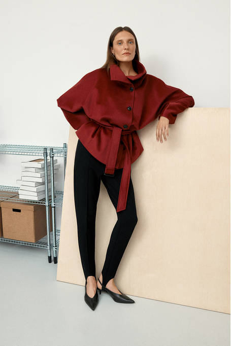 Ziegelrote Wolljacke mit Gürtel