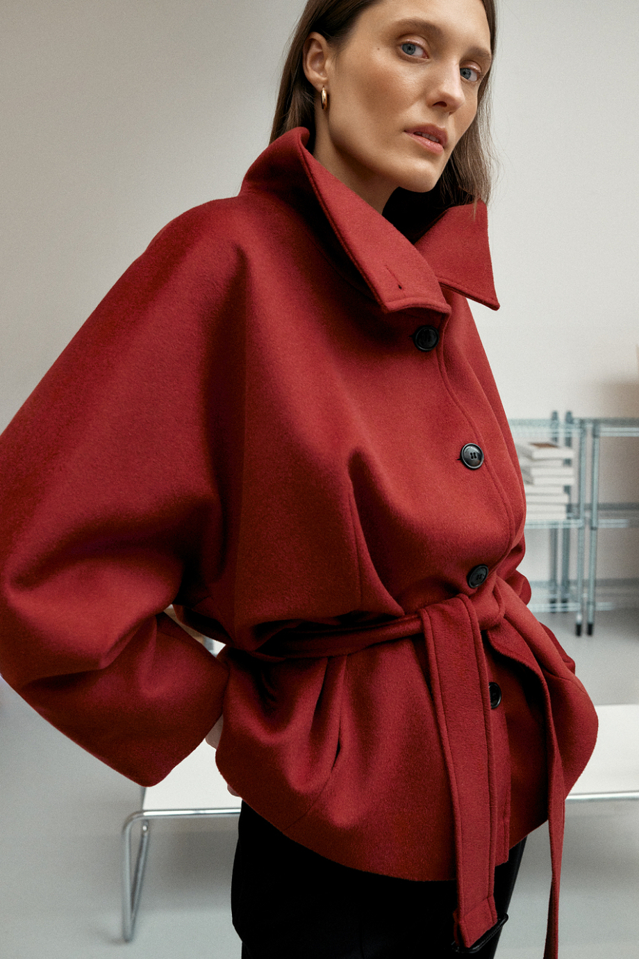 Ziegelrote Wolljacke mit Gürtel Ziegelrote Wolljacke mit Gürtel