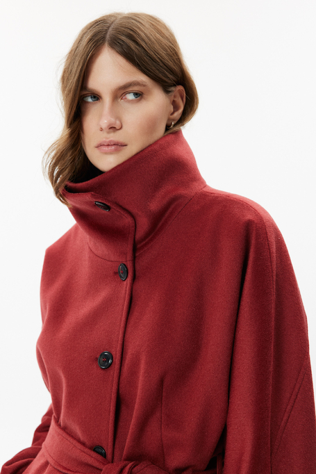 Ziegelrote Wolljacke mit Gürtel Ziegelrote Wolljacke mit Gürtel