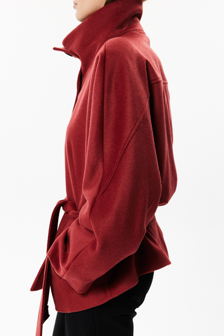 Ziegelrote Wolljacke mit Gürtel Ziegelrote Wolljacke mit Gürtel