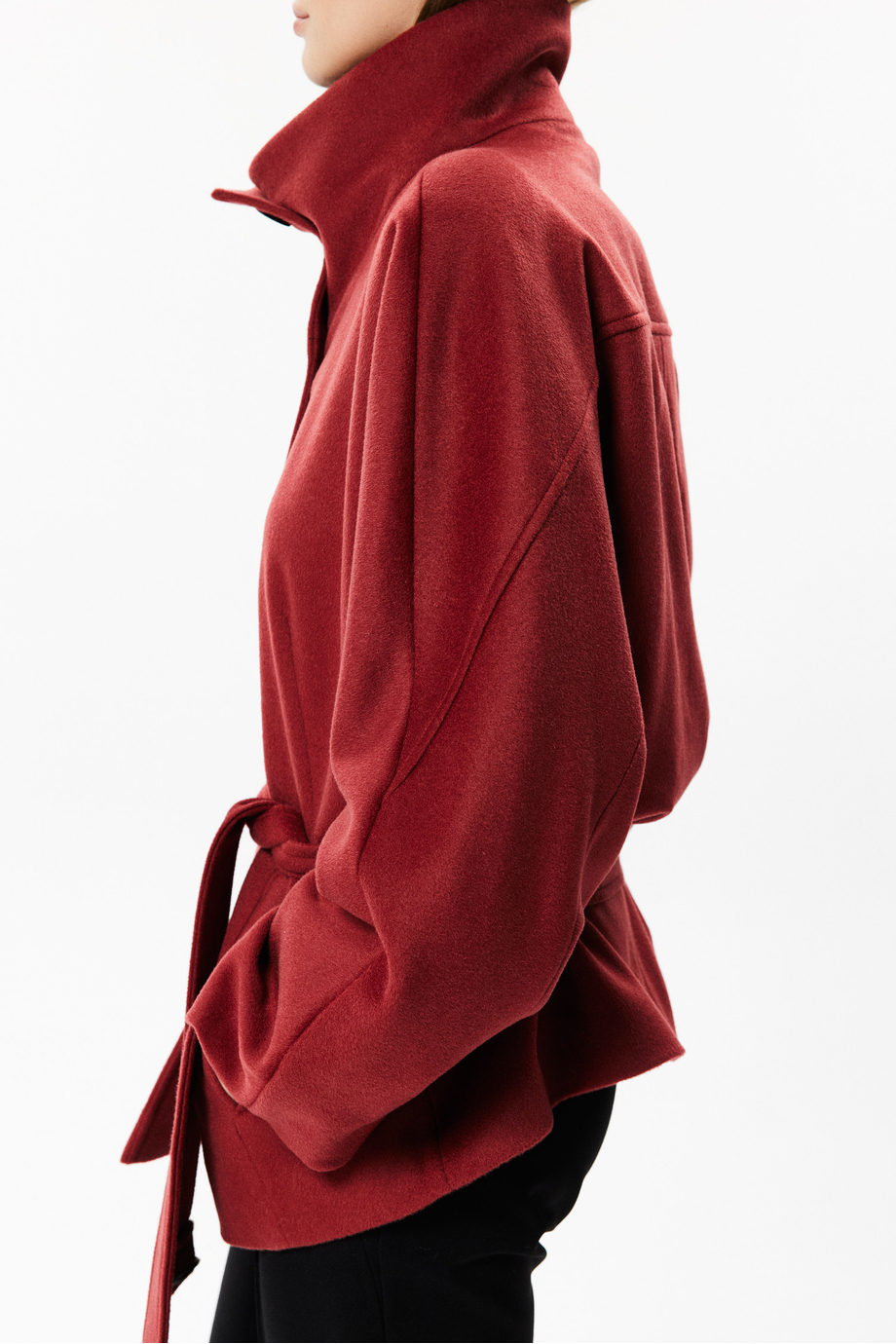 Ziegelrote Wolljacke mit Gürtel Ziegelrote Wolljacke mit Gürtel