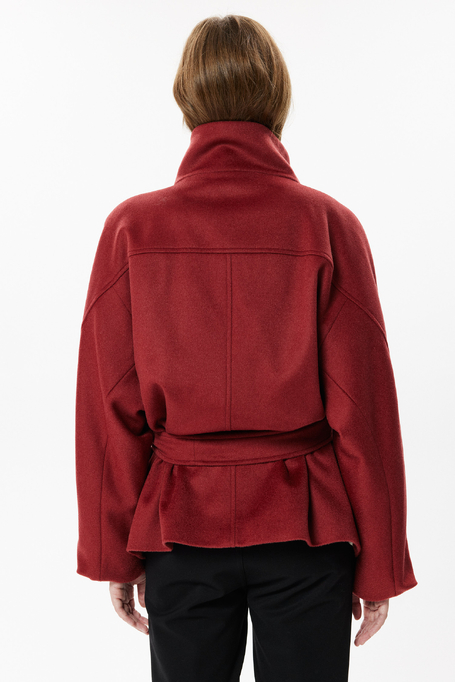 Ziegelrote Wolljacke mit Gürtel Ziegelrote Wolljacke mit Gürtel