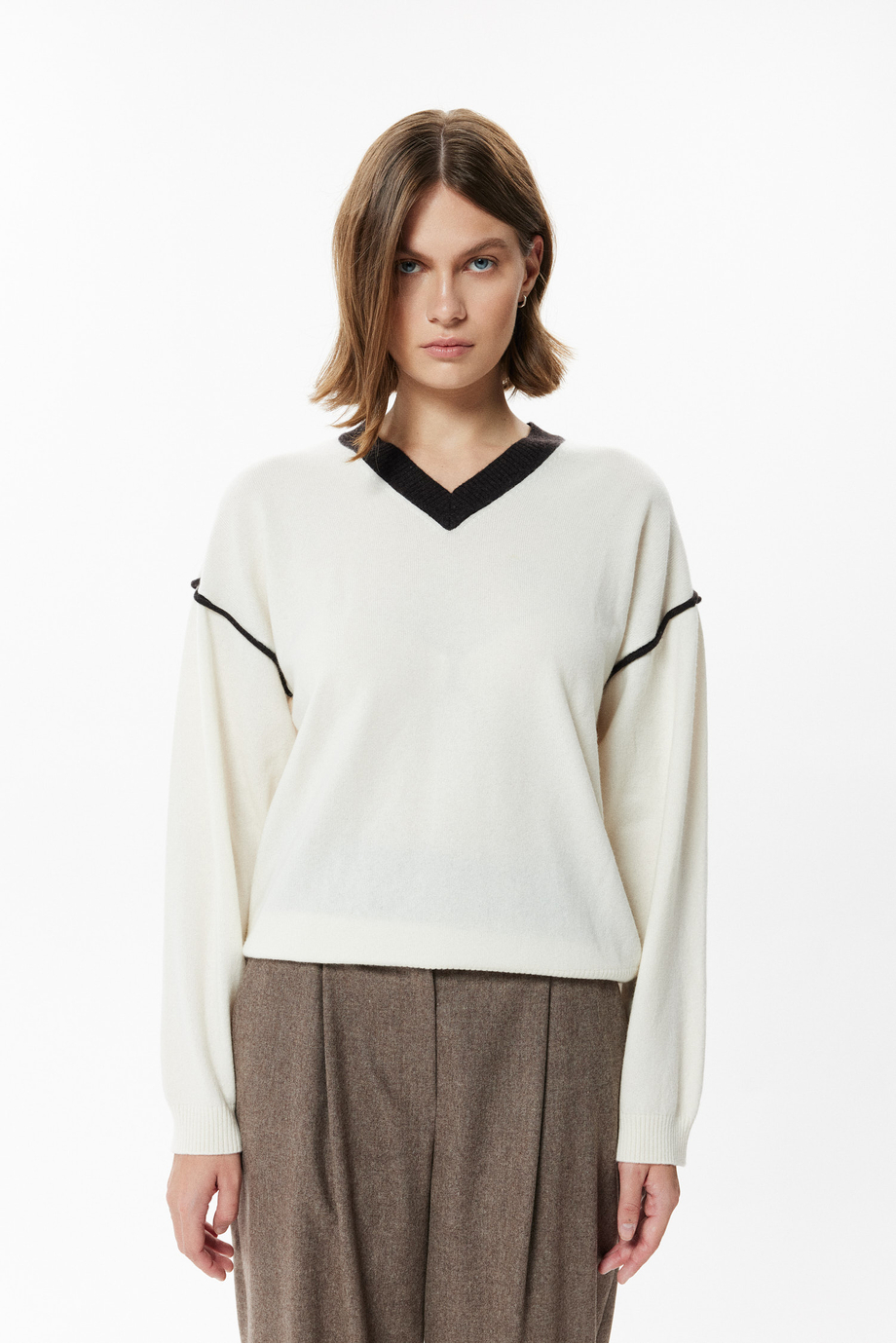 Pullover mit Kaschmir und V-Ausschnitt Pullover mit Kaschmir und V-Ausschnitt