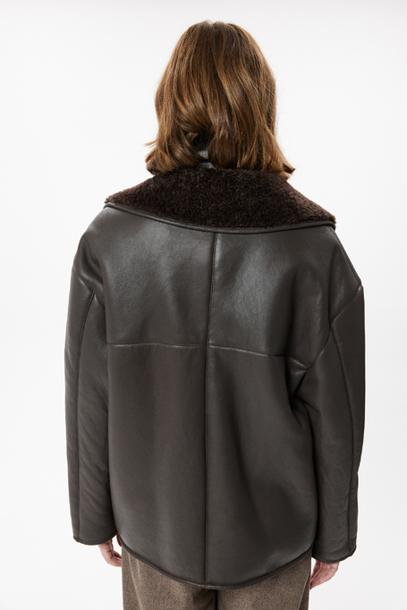 Schokoladenfarbener Lammfellmantel aus Naturleder - Patrizia Aryton Schokoladenfarbener Lammfellmantel aus Naturleder - Patrizia Aryton